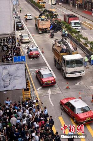 11月26日，香港警方協(xié)助法庭執(zhí)達(dá)主任在旺角彌敦道展開清障行動(dòng)，下午1點(diǎn)45分，彌敦道恢復(fù)雙向通車。 中新社發(fā) 張宇 攝