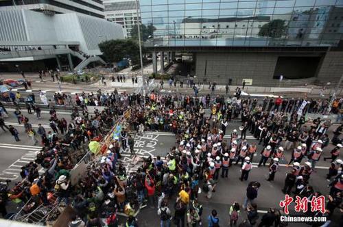 香港警方全面清障 黎智英李柱銘梁國(guó)雄等被帶走