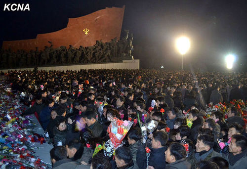 17日凌晨，朝鮮民眾前往平壤萬壽臺(tái)悼念金正日。