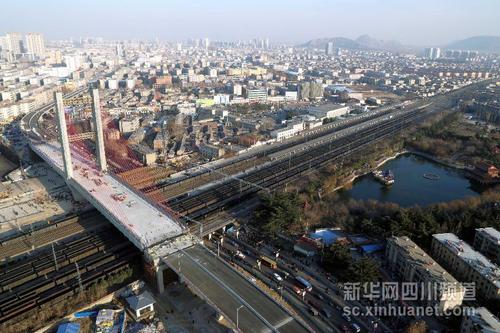 　正在進行轉(zhuǎn)體作業(yè)的橋梁橫跨京滬線（1月19日攝）。