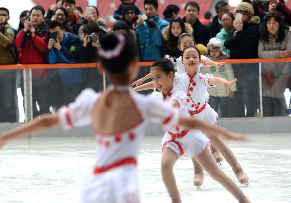 1月24日,“鳥巢歡樂冰雪季”在國家體育場(chǎng)“鳥巢”正式開啟，為申辦2022年冬奧會(huì)助力。游客們可以在“鳥巢歡樂冰雪季”體驗(yàn)冰雪運(yùn)動(dòng)的樂趣。本報(bào)記者 齊波 攝