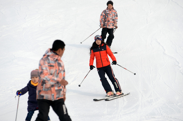 1月24日,“鳥巢歡樂冰雪季”在國家體育場(chǎng)“鳥巢”正式開啟，為申辦2022年冬奧會(huì)助力。游客們可以在“鳥巢歡樂冰雪季”體驗(yàn)冰雪運(yùn)動(dòng)的樂趣。圖為自由式滑雪項(xiàng)目世界杯冠軍李妮娜和滑雪愛好者同場(chǎng)競(jìng)技。本報(bào)記者 齊波 攝