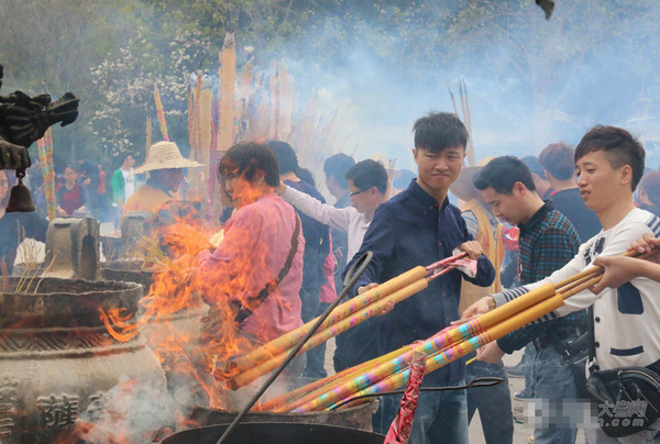 土豪功德箱塞蘋(píng)果64