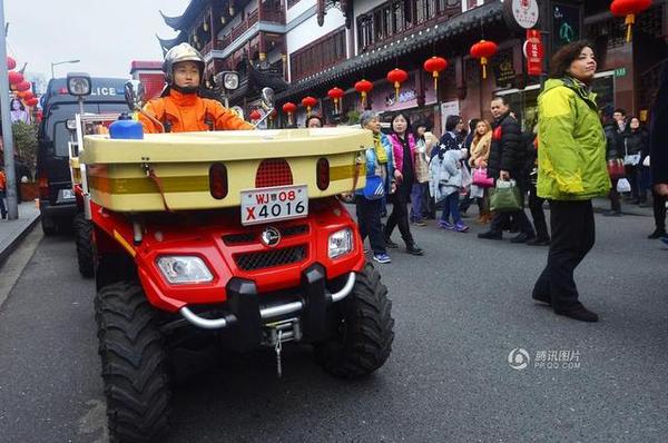 摩托消防車由1人擔(dān)任駕駛員兼戰(zhàn)斗員。