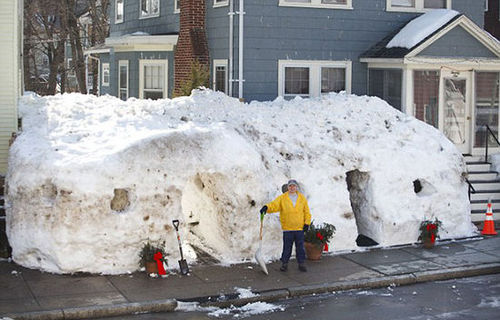 麥克卡夫在他鑿建的雪屋前留影。（網(wǎng)頁截圖）