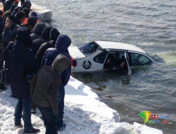 經(jīng)過緊張的打撈，當日下午，車內(nèi)已死亡的一男一女拽出后被大家拉到了岸上。經(jīng)車主父親辨認，男子是其前一天失聯(lián)的兒子張某，女子為張某的女朋友。