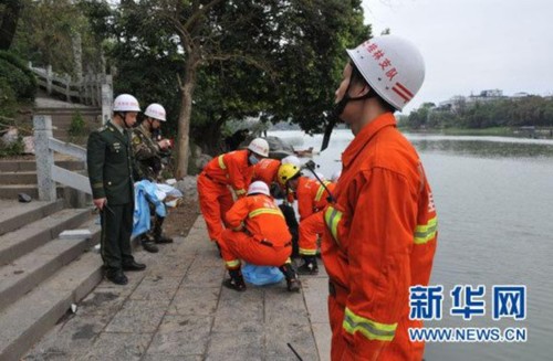 3月19日，消防人員搬運(yùn)遇難者遺體。新華社發(fā)(趙家志 攝)