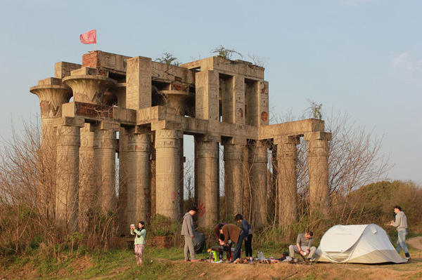 在金字塔、神廟建筑等廢棄景點(diǎn)前支起帳篷、炊具，進(jìn)行野餐燒烤、宿營。