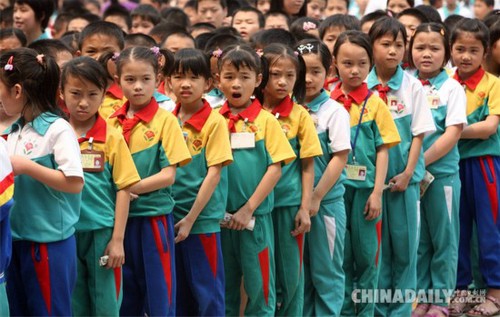 　　2008年5月15日，廣東省佛山市禪城區(qū)穎林學校學生為四川地震災區(qū)捐款。該校學生大部分為外來務工人員子女，且有三分之一的學生家鄉(xiāng)在四川。