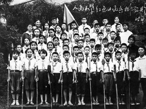 　1965年，“人民小學(xué)紅色小民兵”合影，能夠看出當(dāng)年校服的風(fēng)格特色。