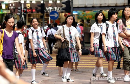 2007年6月26日，香港街頭的中學生。