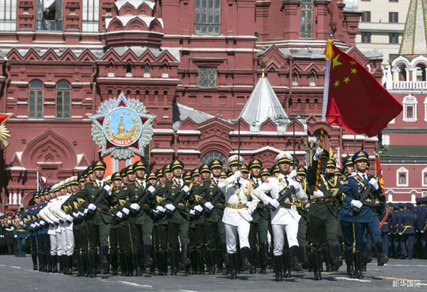 5月7日，在俄羅斯首都莫斯科，中國(guó)人民解放軍三軍儀仗隊(duì)在彩排中列隊(duì)行進(jìn)。當(dāng)日，俄羅斯在莫斯科紅場(chǎng)舉行紀(jì)念衛(wèi)國(guó)戰(zhàn)爭(zhēng)勝利70周年紅場(chǎng)閱兵式總彩排。新華社記者馬占成攝