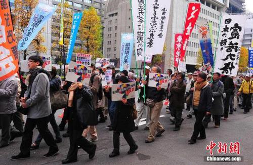 資料圖：來自日本各地的數(shù)千名市民組織“守護(hù)憲法第九條之會(huì)”人士，在東京市中心的日比谷公園內(nèi)舉行大型集會(huì)，并在之后沿銀座、有樂町等繁華街區(qū)游行，呼吁守護(hù)和平憲法，反對(duì)解禁集體自衛(wèi)權(quán)。中新社發(fā) 王健 攝