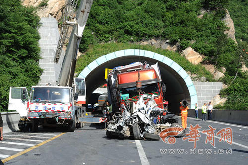 高速公路封閉，進(jìn)行道路清障。