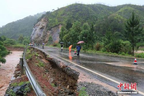 圖為5月19日，江西贛州石城縣珠坑鄉(xiāng)塘臺(tái)村通往福建寧化縣的公路出現(xiàn)塌方。陳小強(qiáng) 攝