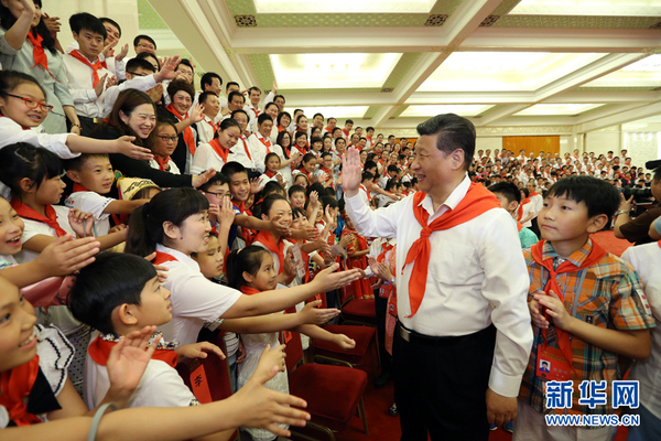 6月1日，黨和國家領導人習近平、劉云山等在北京人民大會堂親切會見中國少年先鋒隊第七次全國代表大會全體代表。 新華社記者 馬占成 攝