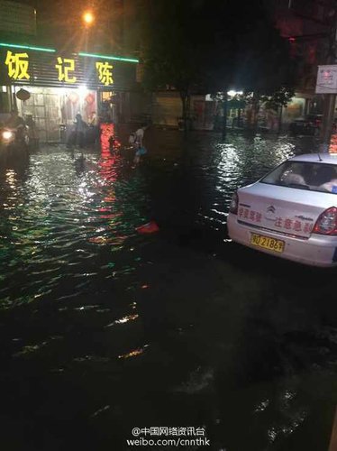 而湖北荊州監(jiān)利縣由于持續(xù)降雨，多條道路被淹，水深大約60公分，目前當(dāng)?shù)卣诮M織公安，武警等部門轉(zhuǎn)移群眾。