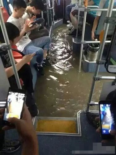 6月2日，江蘇多地出現(xiàn)暴雨，省會(huì)南京更是達(dá)到大暴雨級(jí)別，這是南京今年來最大的一場(chǎng)雨，全城被淹，部分地區(qū)水深及腰。雖未到梅雨季節(jié)，但南京這場(chǎng)雨，已頗具汛期神韻。