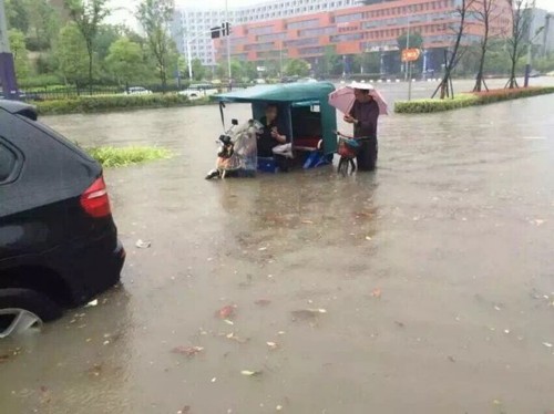 圖為暴雨中的南京。1