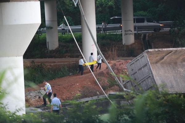 清晨5：25，救援人員在現(xiàn)場清理出一具遇難者遺體。據(jù)事故現(xiàn)場附近的廢品場工作人員介紹，凌晨3：00許，突然聽到巨響，便出來查看，當(dāng)時(shí)匝道已斷開倒塌。圖為事故現(xiàn)場，有大貨車翻倒在路面上。