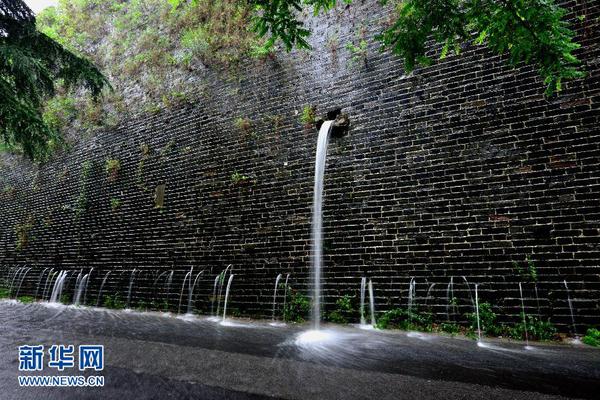 　 6月27日，南京明城墻太平門段再現(xiàn)“龍吐水”景觀。　　