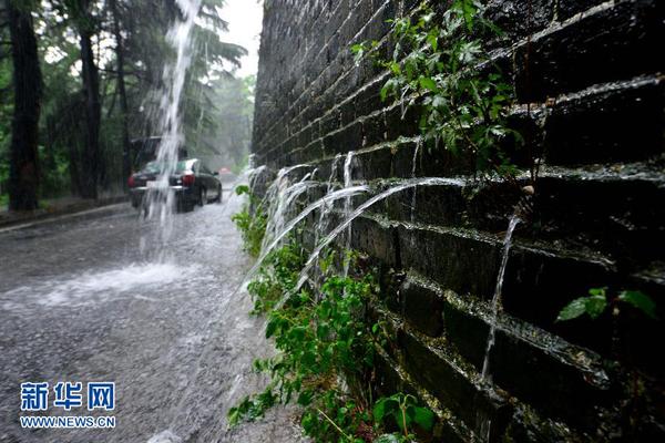 6月27日，南京明城墻太平門(mén)段再現(xiàn)“龍吐水”景觀。　　