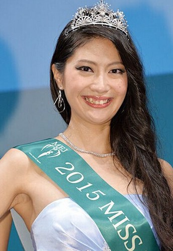 世界四大選美比賽之一的“Miss Earth”11日在東京舉行比賽，24歲的新潟女孩山田彩乃脫穎而出成為2015地球小姐日本賽區(qū)代表。日本網(wǎng)友紛紛吐槽“長(zhǎng)太丑”。1