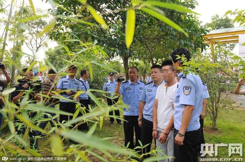 2015年07月20日，安徽滁州，菱溪湖公園兇殺案犯罪嫌疑人在菱溪湖公園進(jìn)行犯罪現(xiàn)場(chǎng)指認(rèn)。1