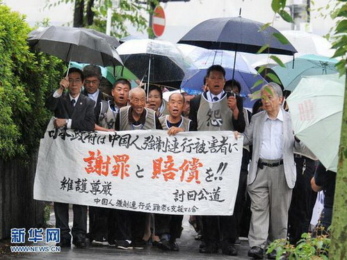 今年6月，二戰(zhàn)幸存中國(guó)勞工及遺屬冒雨前往大阪地方法院起訴日本政府。（資料圖）