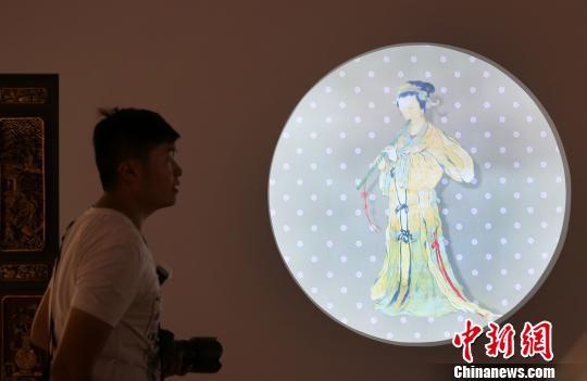 “溫·婉——中國古代女性文物大展”正在南京博物院布展。 泱波 攝