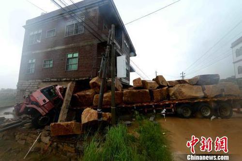 　大貨車撞進(jìn)路邊一座民房?！⊥鯑|明　攝