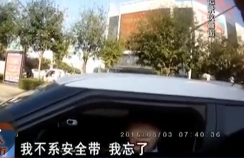 近日一名女子駕車沒系安全帶，并拒絕靠邊停車接受處罰。在被110警察強(qiáng)制帶走時，突然自解衣扣，并稱警察脫她衣服，弄得當(dāng)值民警哭笑不得。