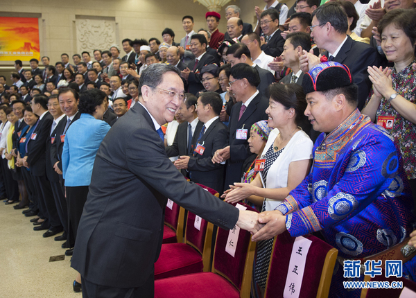 8月18日，中共中央政治局常委、全國(guó)政協(xié)主席俞正聲在北京會(huì)見第六次全國(guó)民族教育工作會(huì)議代表并與大家合影留念。 新華社記者 謝環(huán)馳 攝