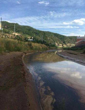 組圖：陜西延安挖掘機將輸油管挖破 原油流入延河