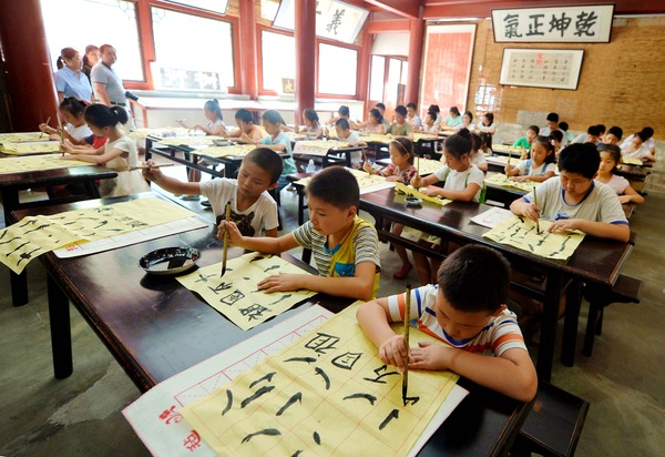 　　八月十五日，北京高碑店首屆中國書畫藝術(shù)節(jié)在高碑店國粹書畫藝術(shù)區(qū)拉開帷幕。在科舉匾額博物館，高碑店小學(xué)的同學(xué)通過學(xué)做拓片、誦讀弟子規(guī)、中國繪畫書法等課程學(xué)習(xí)傳統(tǒng)文化。本報(bào)記者 賈寧 攝