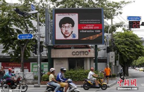 曼谷街頭的一個電子廣告牌上，打出了曼谷爆炸案嫌疑人的通緝令。