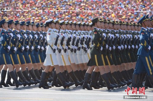 9月3日上午，紀(jì)念中國(guó)人民抗日戰(zhàn)爭(zhēng)暨世界反法西斯戰(zhàn)爭(zhēng)勝利70周年大會(huì)在北京隆重舉行。女儀仗隊(duì)員首次受閱。中新社記者 徐冬冬 攝