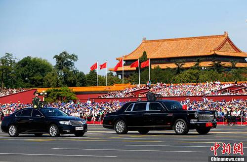 9月3日，紀(jì)念中國人民抗日戰(zhàn)爭暨世界反法西斯戰(zhàn)爭勝利70周年大會在北京隆重舉行。中共中央總書記、國家主席、中央軍委主席習(xí)近平檢閱參閱部隊。中新社記者 富田 攝