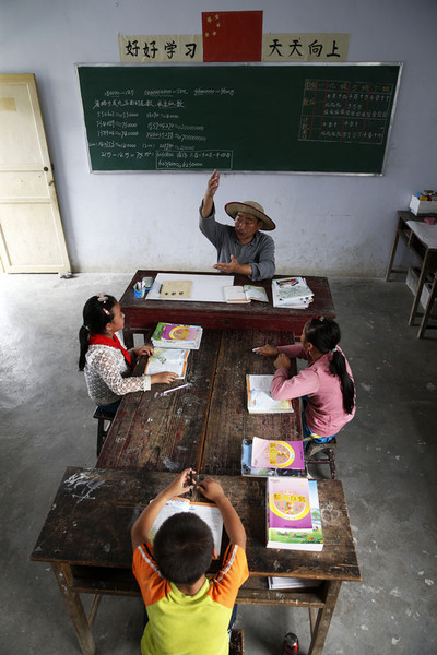 重慶市黔江區(qū)太極鄉(xiāng)新陸村小學坐落在大山中，交通不便，隨著多年的人口外流，這學期只剩下3名四年級學生和鄔榮祿一名老師。