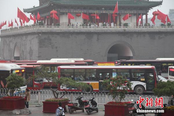 9月30日，西安，2015年國慶黃金周到來，全國各地又將迎來“堵車”高峰，晚上堵成“銀河”，白天堵成“停車場”。彭華 攝 圖片來源：CFP視覺中國