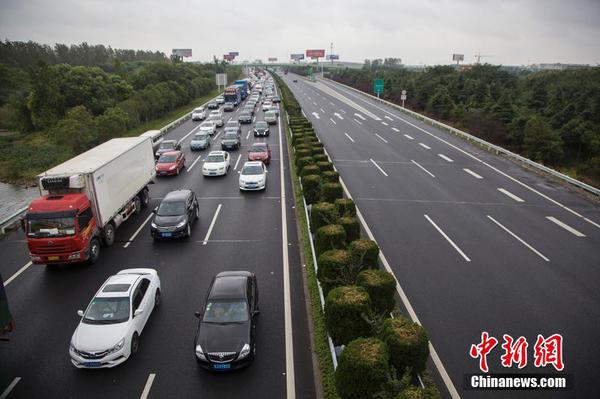 10月1日，江蘇南通，車輛在沈海高速蘇通大橋南通段緩行。朱吉鵬 攝 圖片來源：CFP視覺中國