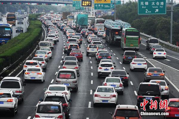 10月1日，江蘇蘇州，國(guó)慶長(zhǎng)假高速公路免費(fèi)通行第一天，沿江高速江蘇省太倉(cāng)主線收費(fèi)站附近出現(xiàn)數(shù)百米的車(chē)流長(zhǎng)龍，從上海方向駛出的大量車(chē)輛緩慢通行經(jīng)過(guò)沿江高速江蘇太倉(cāng)段。計(jì)海新 攝 圖片來(lái)源 CFP視覺(jué)中國(guó)