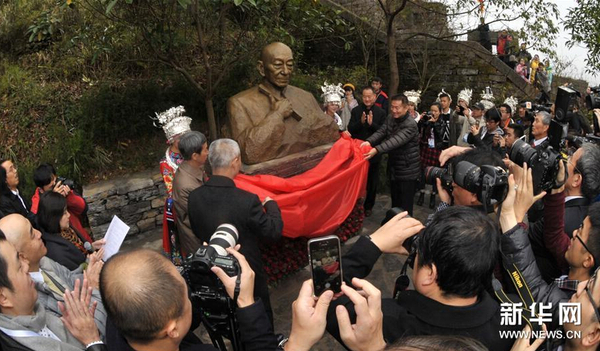 11月30日，吳清源銅像在鳳凰古城揭幕。