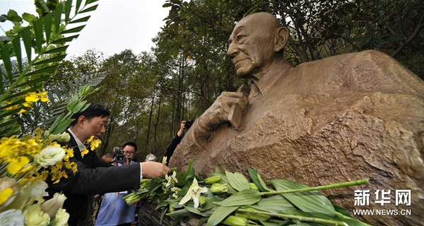 11月30日，吳清源銅像在鳳凰古城揭幕。1