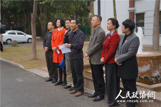 致公黨福建省委副主委、致公黨廈門市委主委徐平東（右四）宣布開營(yíng)。_副本