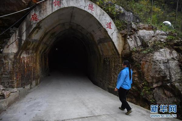 “女愚公”砍山鑿洞 為打通脫貧之路2