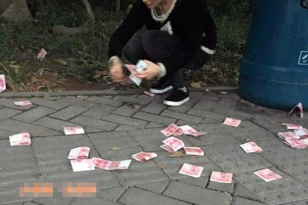 深圳一男子公交站撒萬(wàn)元現(xiàn)金離開 路人交警察1