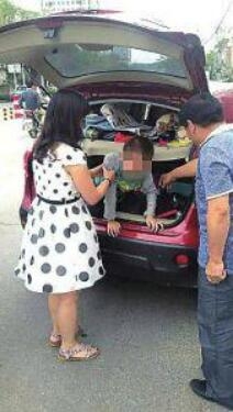 媽媽讓兒子鉆后備箱：汽車后備箱能坐人嗎？