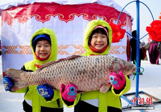 2016年01月16日，遼寧省沈陽市，為期一個半月的第四屆遼寧康平臥龍湖大遼文化冬捕節(jié)在沈陽市康平縣臥龍湖開幕，期間舉行遼代祭祖儀式、祭湖醒網(wǎng)儀式、觀看北方傳統(tǒng)古法捕魚、品嘗魚頭湯、看雪雕、逛廟會等豐富多彩的系列活動。臥龍湖位于沈陽北部，面積127.5平方公里，是遼寧省最大的平原淡水湖。當?shù)氐拇筮|文化冬捕節(jié)已經(jīng)連續(xù)舉辦三屆，遼代元素貫穿整個冬捕活動，成為遼寧北部地區(qū)獨具特色的冬季旅游品牌。視覺中國