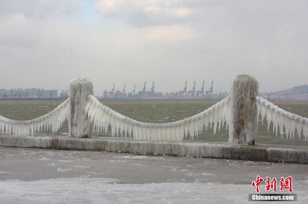 山東多地海邊現(xiàn)冰凌景觀3